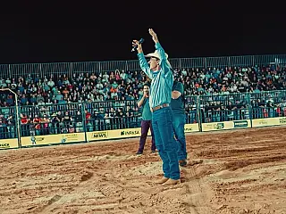 Festa do Peão abriu com arquibancada cheia