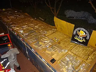 Polícia apreende quase 2 toneladas de maconha em casa e fundo falso de carreta