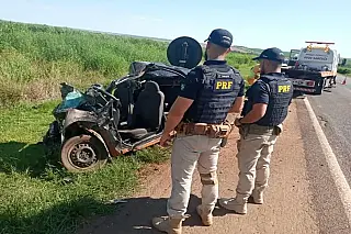 Casal e filha de 5 anos morrem em colisão com caminhão