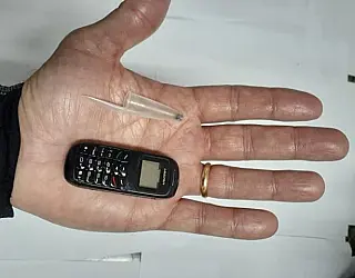 Celular do tamanho de tampa de caneta é apreendido em presídio do Rio