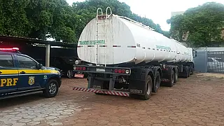 Condutor é flagrado com 200 mil maços de cigarros em carreta tanque