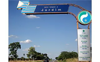 Jovem morre enroscada na janela