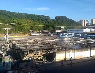 Incêndio destroi 58 ônibus com prejuízo de R$ 20 milhões, na Bahia
