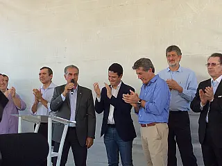 Reinaldo pede apoio a ministro para mais 1500 casas em Dourados
