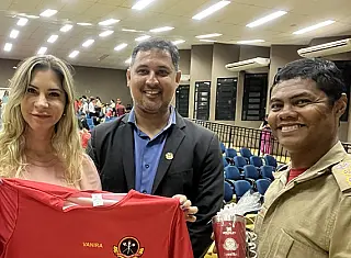 Adolescentes festejam o final de mais um ano
