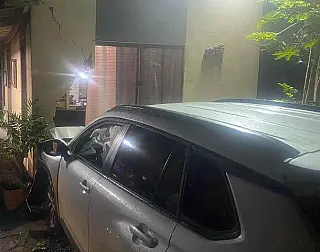 Bêbado, rapaz invade casa com carro e destrói móveis