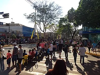 Desfile leva milhares de pessoas ao centro de Dourados no feriado
