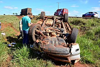 Caminhonete sai da pista, capota e condutor fica ferido
