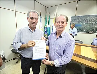 Bebeto entrega pedidos de melhorias para distritos ao governador Reinaldo