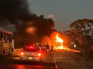 Carreta pega fogo na MS-134 e incêndio bloqueia trânsito de veículos