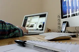 Projeto de lei prevê até três anos de reclusão para quem divulgar 'fake news'
