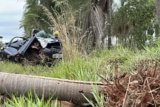 Motorista morre ao perder controle de direção e capotar carro
