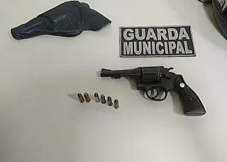 Homem é detido na madrugada com revólver e munições em bairro de Dourados