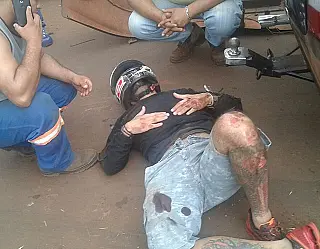 Acidente de moto com carro provoca ferimentos em tatuador