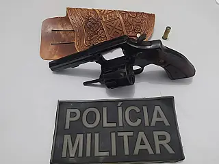 Polícia Militar prende foragido da justiça com arma de fogo