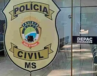 Homem tenta enforcar mulher e ameaça filha de morte