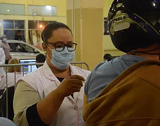 Campanha de vacinação aplica Dose 1 em público com 19+ nesta segunda-feira