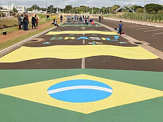 Alunos pintam rua e renovam crença no hexa
