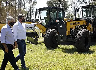 Governador entrega motoniveladoras e anuncia mais de mil equipamentos para agricultura