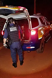 Vítima flagra ladrão saindo da residência