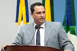 Juarez de Oliveira solicita serviço de tapa-buracos na Via Parque