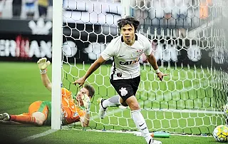 Romero completa 100 jogos pelo Corinthians e diz: "Vou viver dia a dia"