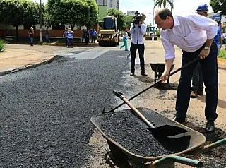 Miglioli acompanha obras de recapeamento em ruas de Dourados