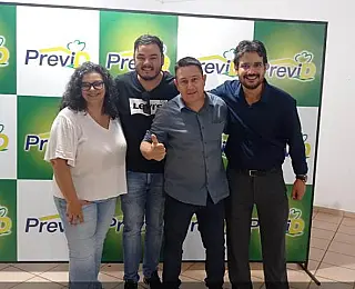 Theodoro é reeleito