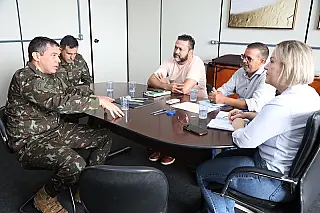 Liandra recebe comissão da Brigada do Exército