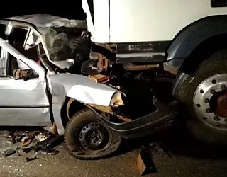 Mãe morre e filha fica gravemente ferida após colisão frontal de Gol com carreta