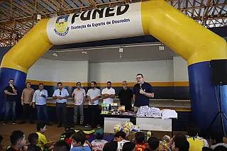 Prefeitura inicia entrega de materiais e uniformes do Programa Esporte e Lazer para Todos