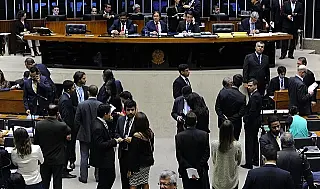 Congresso aprova fundo eleitoral de R$ 1,7 bilhões e salário mínimo de R$ 965