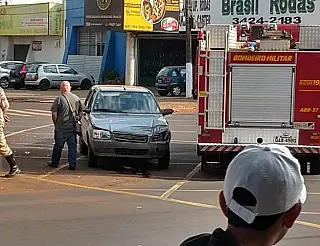 Fiat Uno atropela caminhão do Corpo de Bombeiros no centro