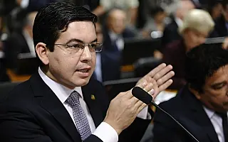 Randolfe Rodrigues protocola pedido de impeachment de Temer