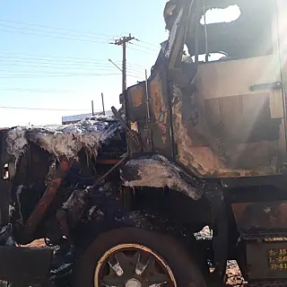 Caminhão amanheceu destruído pelo fogo em Chapadão do Sul