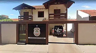 Mãe é presa após deixar crianças sozinhas e com sinais de queimaduras
