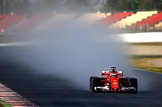 Com ausencias de Hamilton e Massa, Raikkonen liderou sessão matinal