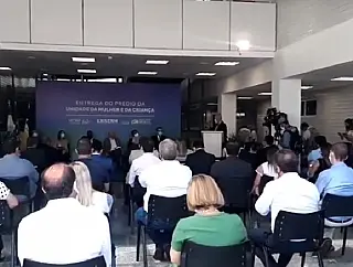 Protestos pela falta de vacina e intervenção na UFGD tomam conta de entrega de hospital