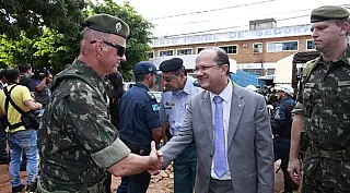 Varredura com suporte do Exército apreende armas, celulares e drogas em presídio da Capital