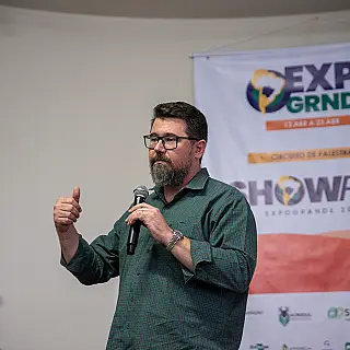 Marcos Pollon desmistifica segurança no campo e armamento em palestra na Showpec
