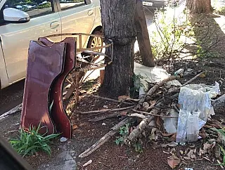 Douradense joga lixo no quintal do vizinho