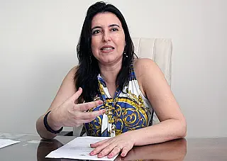 Jornal defende que senadora deve se afastar do mandato para campanha