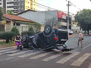 Carro capota em rua central da cidade