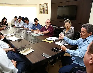 Délia discute com superintendente da Funasa solução para falta d'água nas aldeias