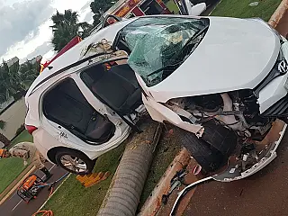 Mistério envolve acidente com carro na madrugada em bairro nobre