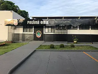 Ladrão furta celular, tenta tomar arma de policial e é baleado na mão