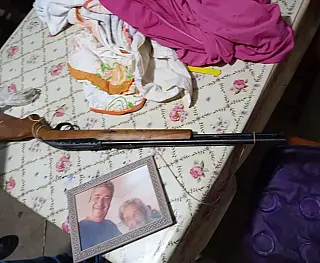 Homem mata a esposa e liga para o filho para avisar: 'Fiz besteira'
