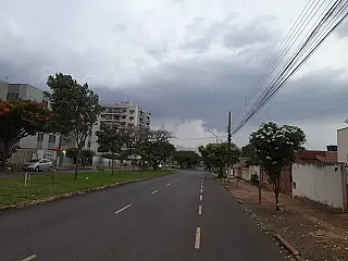 Temporal se aproxima de Dourados após longa estiagem