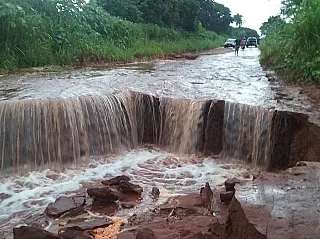 População cobra reparos em rodovia de Eldorado