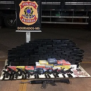 PF encontra cocaína avaliada em R$ 5 milhões, fuzil e pistolas